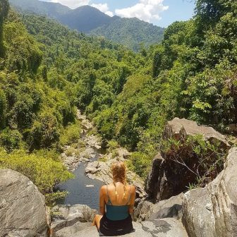 Cảnh quan xanh mướt trên đường trekking lên Giếng Trời