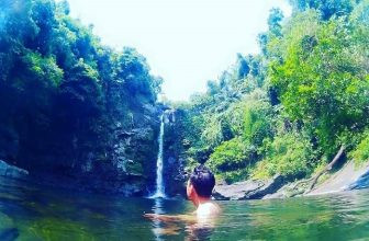 Du khách vui đùa dưới dòng suối trong veo tại Giếng Trời