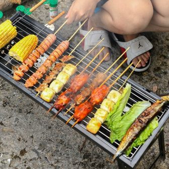 Chuẩn bị đồ ăn cho buổi picnic bên bờ suối