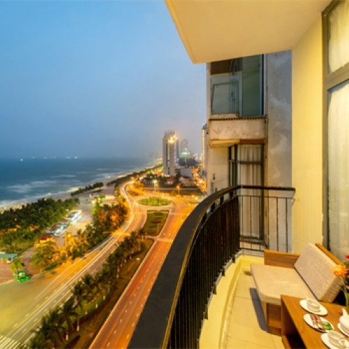 Hồ bơi ngoài trời tại Lunar Hotel Da Nang với tầm nhìn ra biển