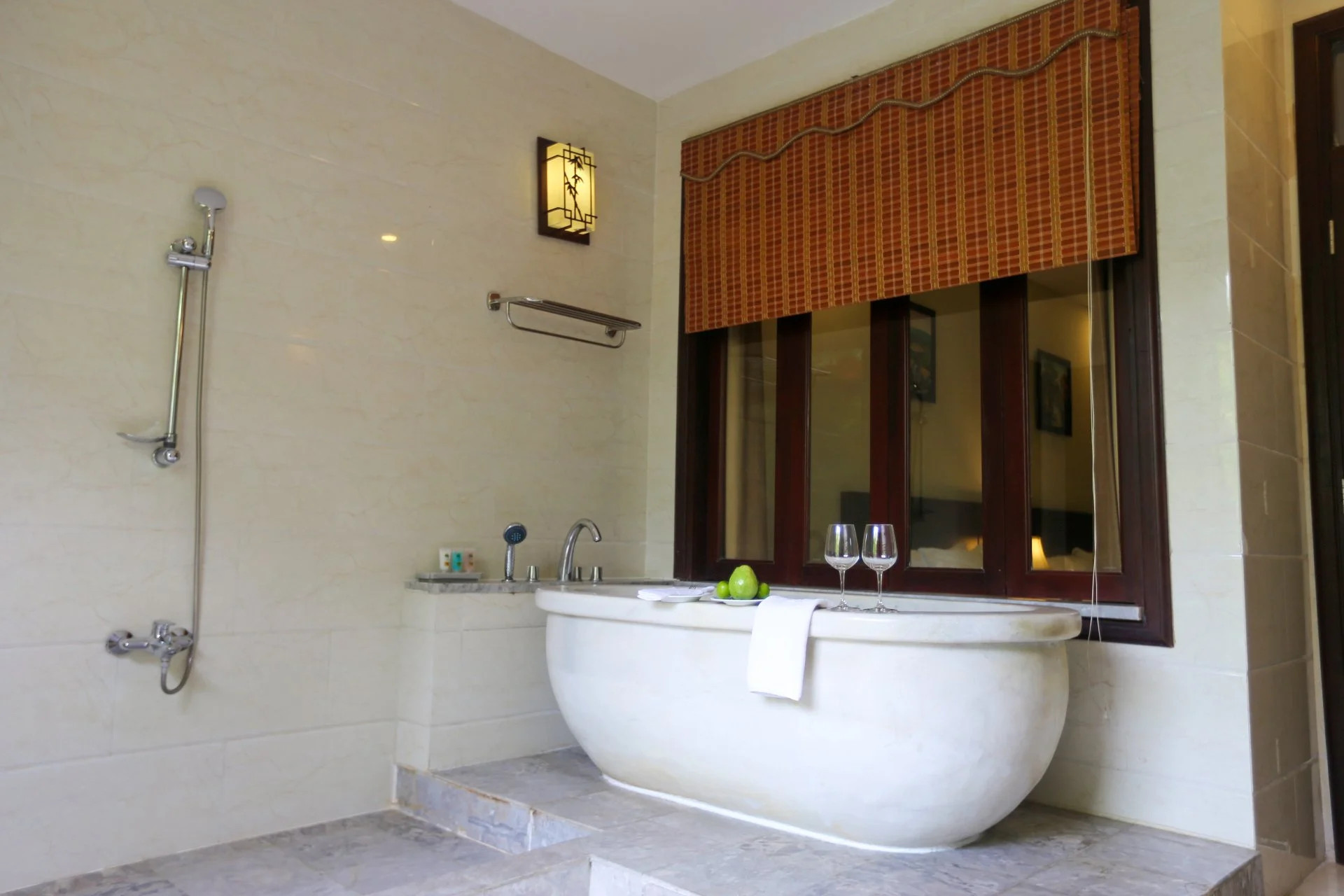 Du khách thư giãn trong bồn tắm bùn khoáng nóng