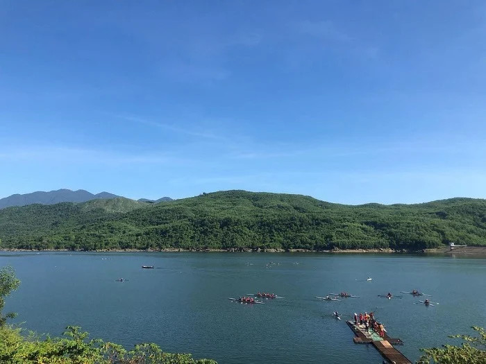 Hoạt động câu cá thư giãn bên hồ
