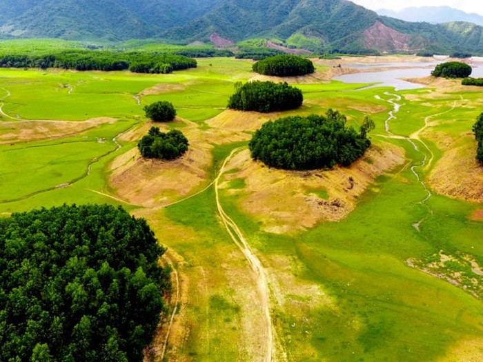 Vẻ đẹp của hồ nước Hòa Trung vào mùa khô