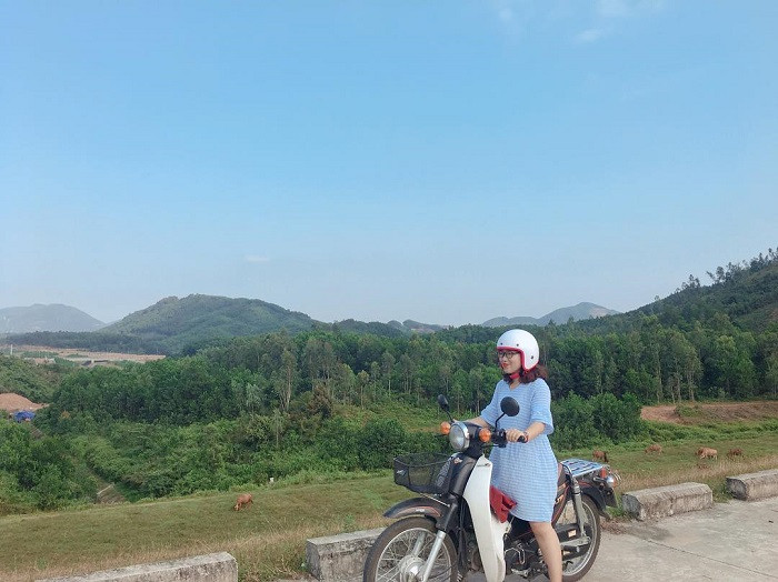 Xe máy là phương tiện lý tưởng để di chuyển đến hồ Hòa Trung