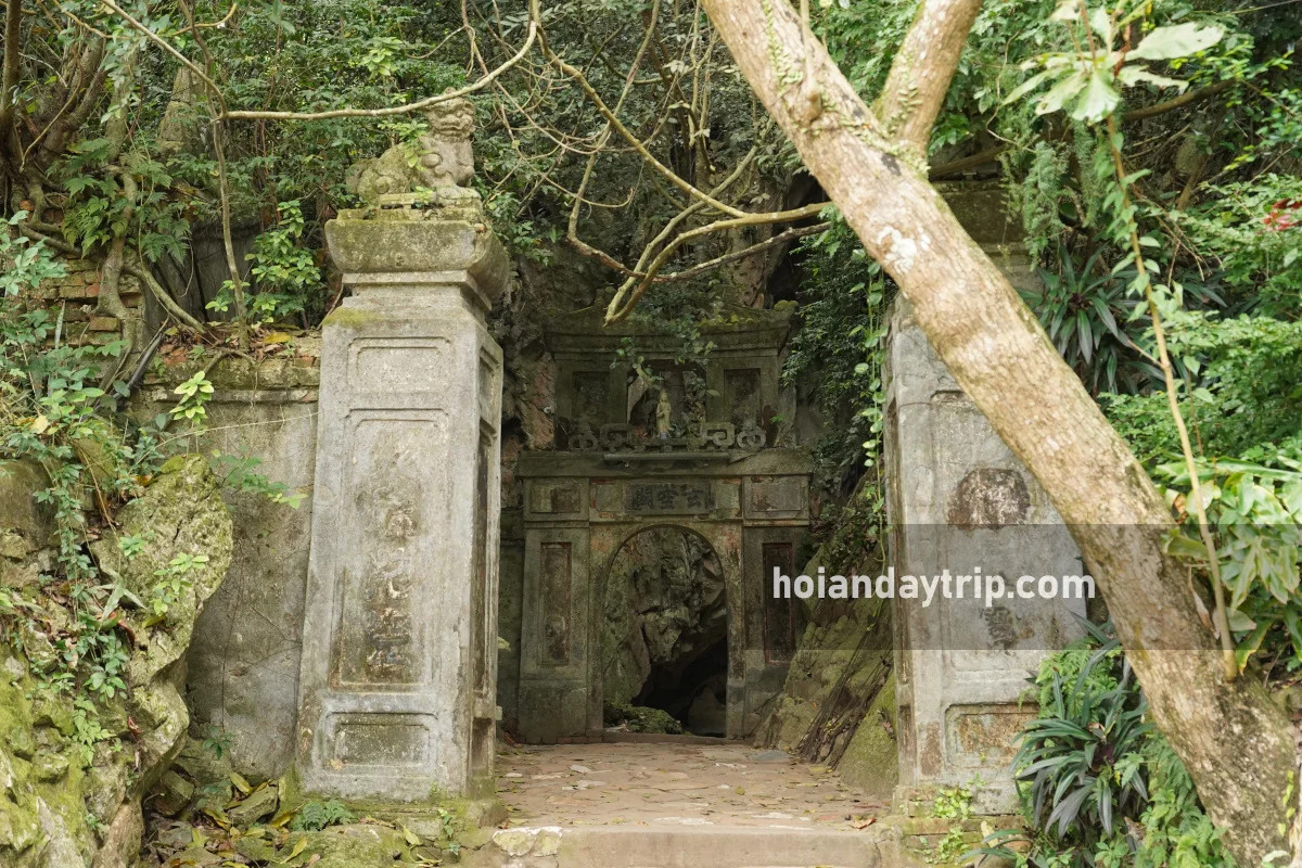 Lối lên hang động Huyền Không từ Ngũ Hành Sơn