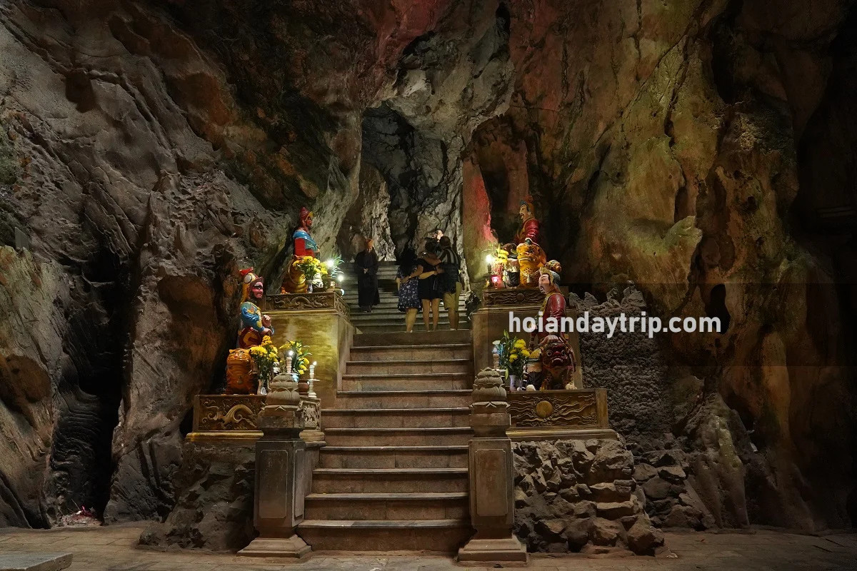 Trải nghiệm không gian huyền ảo bên trong hang động Huyền Không