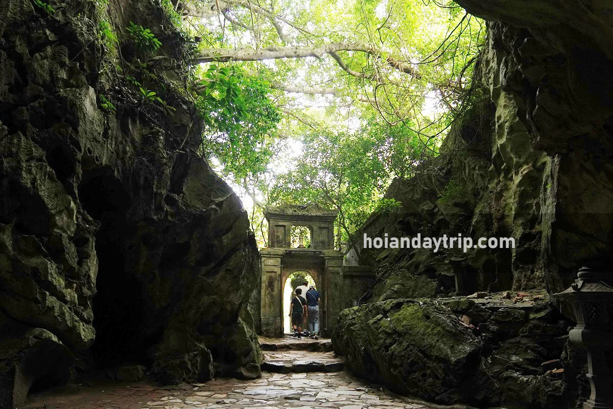 Bên trong hang động Huyền Không với những cột đá tự nhiên