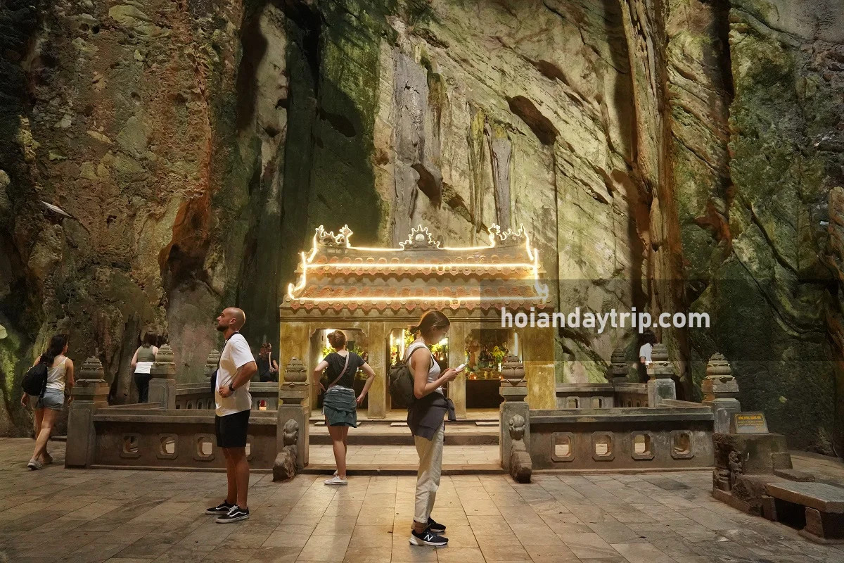 Tượng Phật lớn được tạc vào vách đá trong hang động Huyền Không
