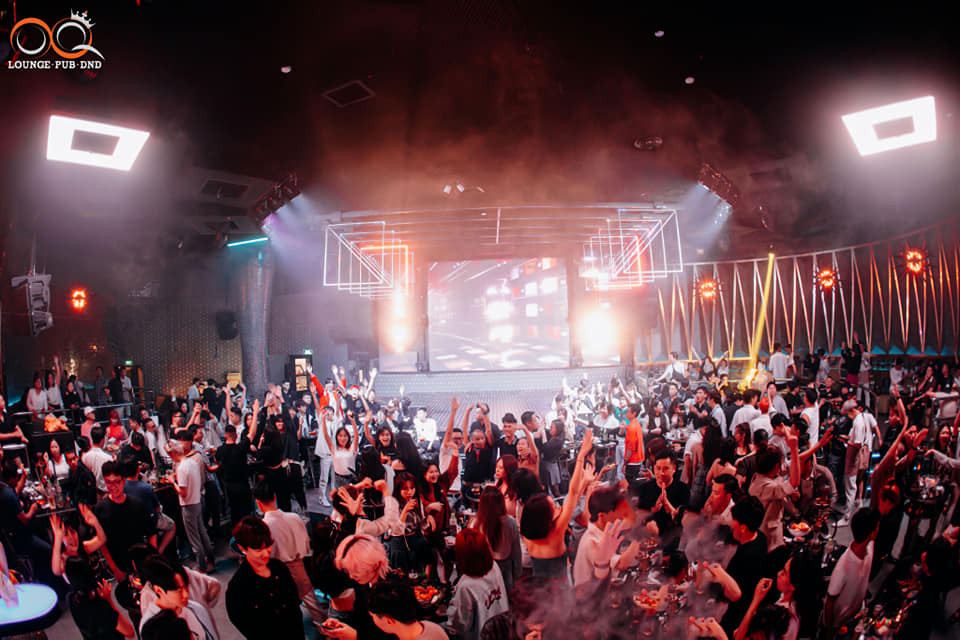 Nhân viên phục vụ chuyên nghiệp tại OQ Lounge Pub DnD