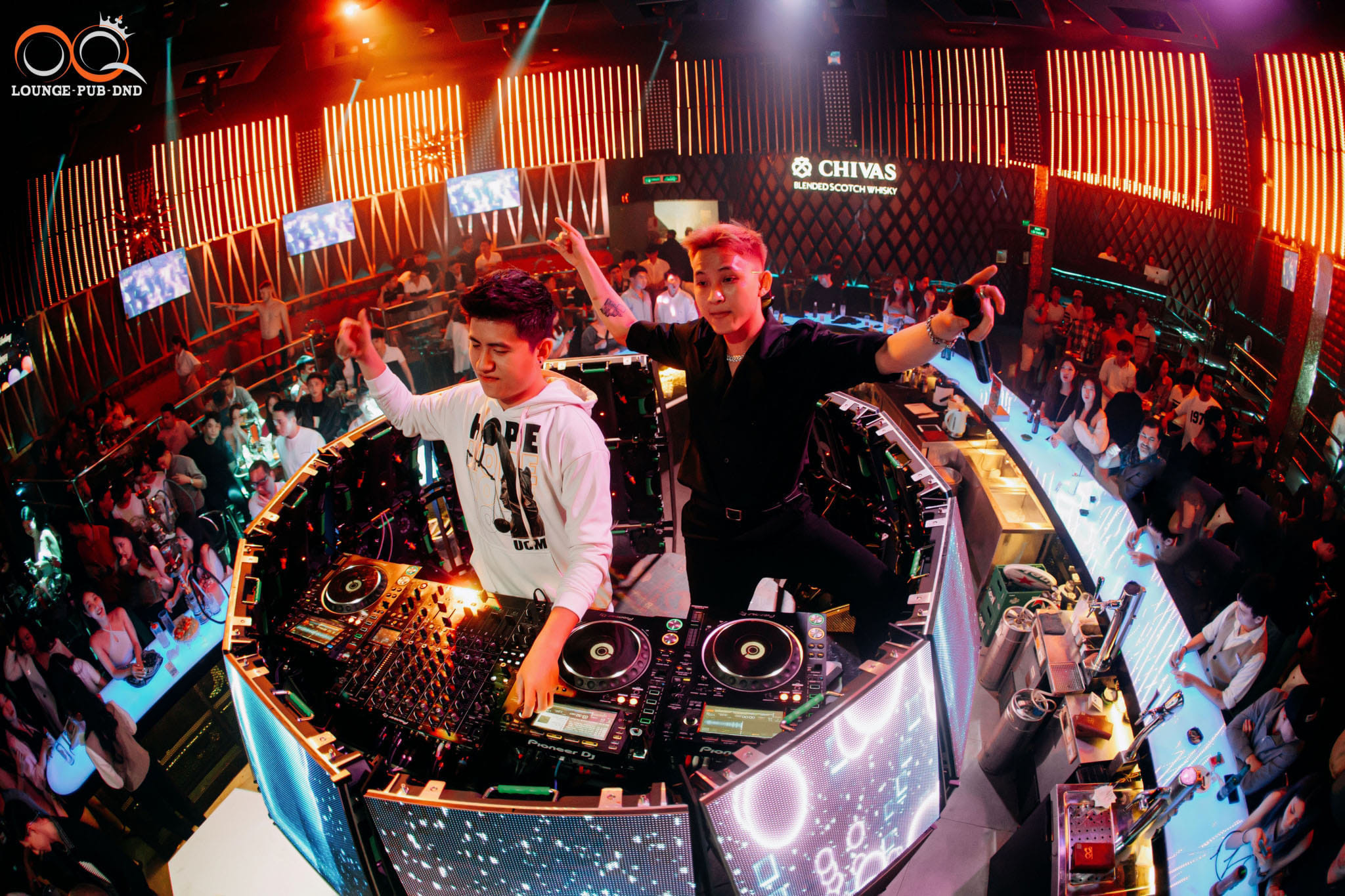 DJ biểu diễn sôi động tại OQ Lounge Pub DnD