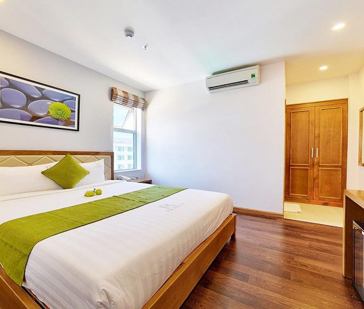 Nhân viên Richico Hotel & Apartments chào đón khách