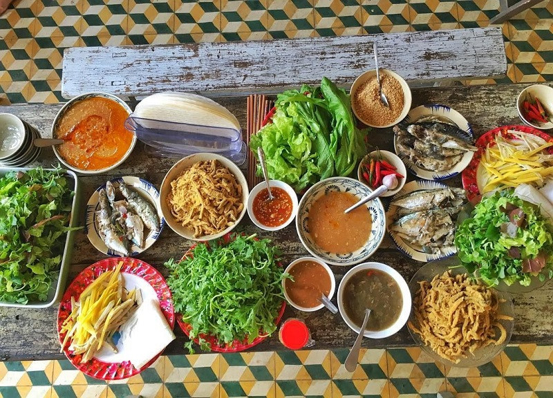 Đĩa gỏi cá Nam Ô hấp dẫn với đầy đủ các loại rau ăn kèm.