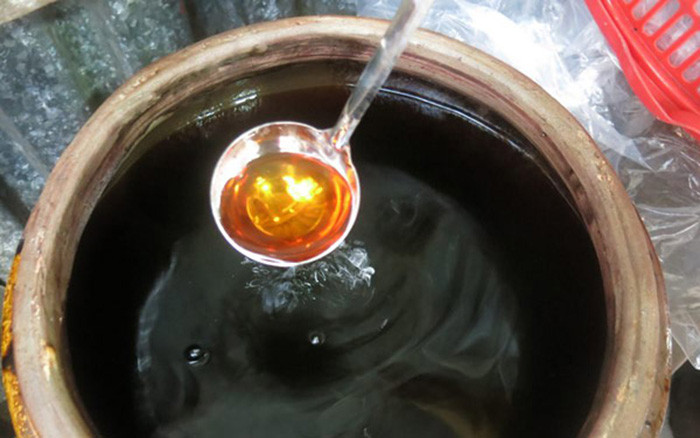 Những chai nước mắm Nam Ô truyền thống được bày bán.