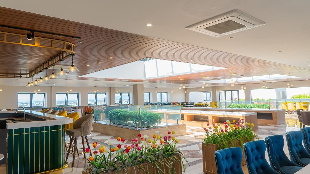 Không gian sang trọng của nhà hàng, sẵn sàng phục vụ thực khách
