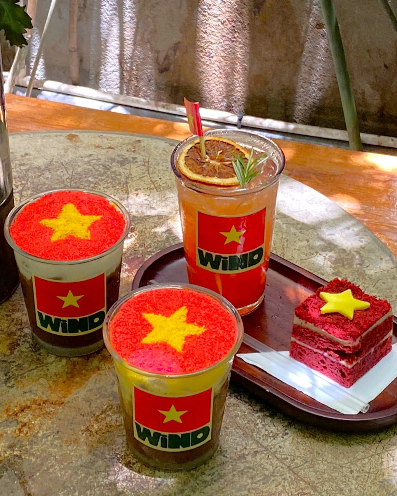 Wind Garden Coffee với cây xanh và ánh sáng
