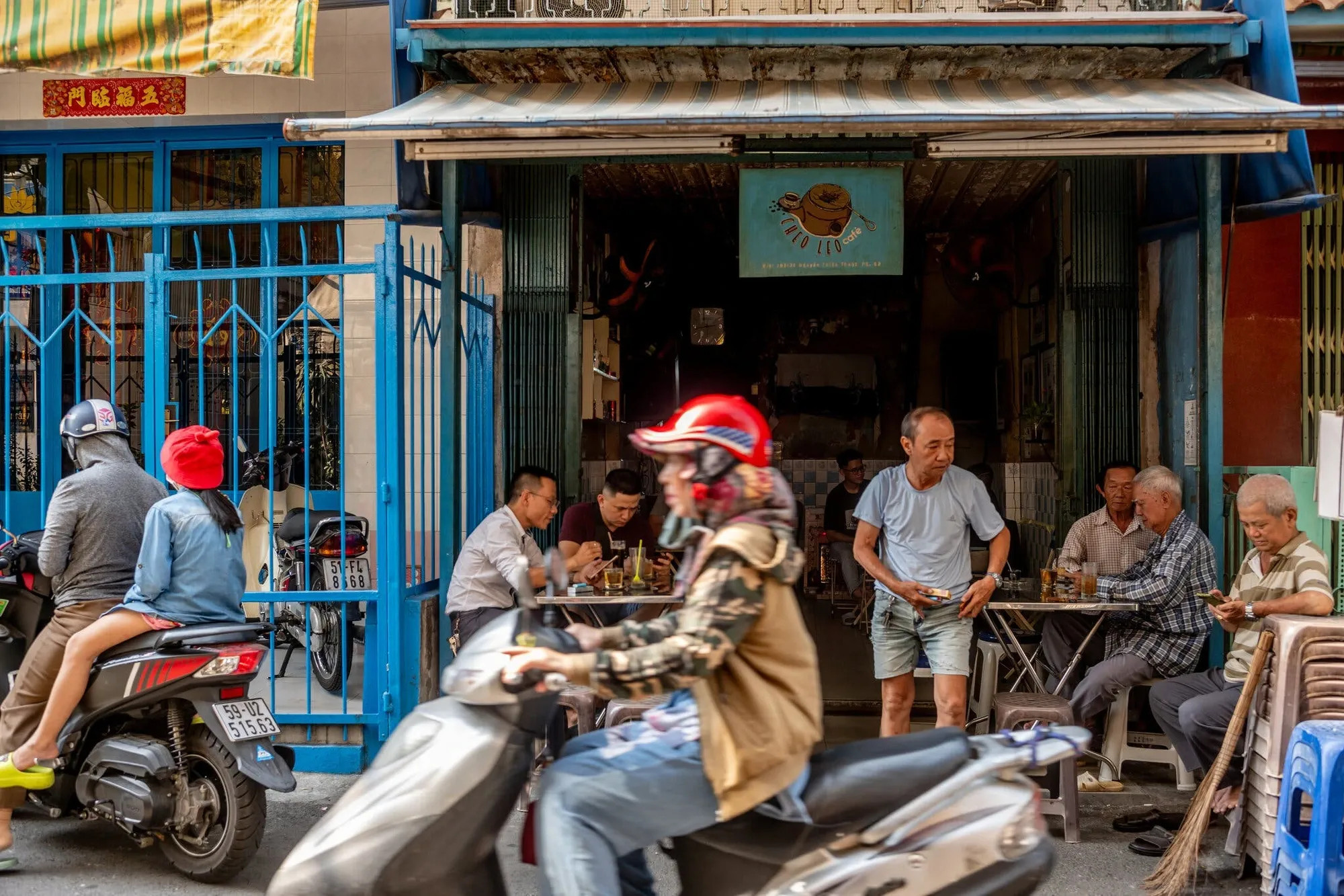 Cảnh quán cà phê Cheo Leo với không gian hoài cổ