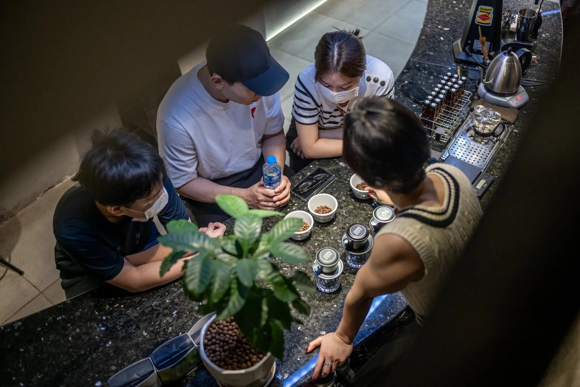 Du khách tìm hiểu về cà phê tại 96B