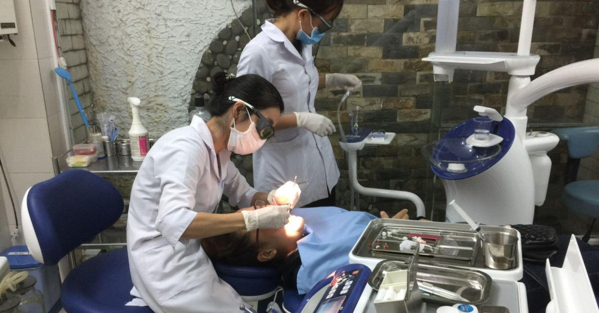Bác sĩ đang thăm khám và điều trị cho khách hàng tại nha khoa Việt Khương - ảnh: nhakhoadanang.com