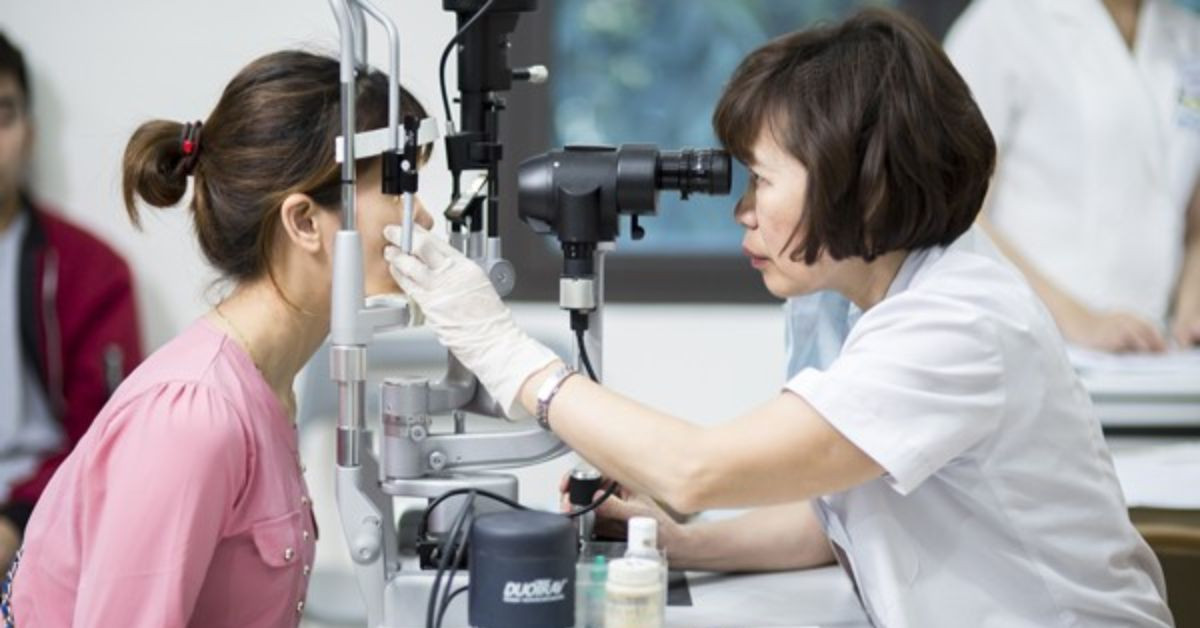 Bác sĩ Bích Ngọc thăm khám cho người bệnh