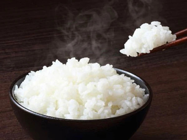 Bàn tiệc ẩm thực đa dạng với các món ăn hấp dẫn
