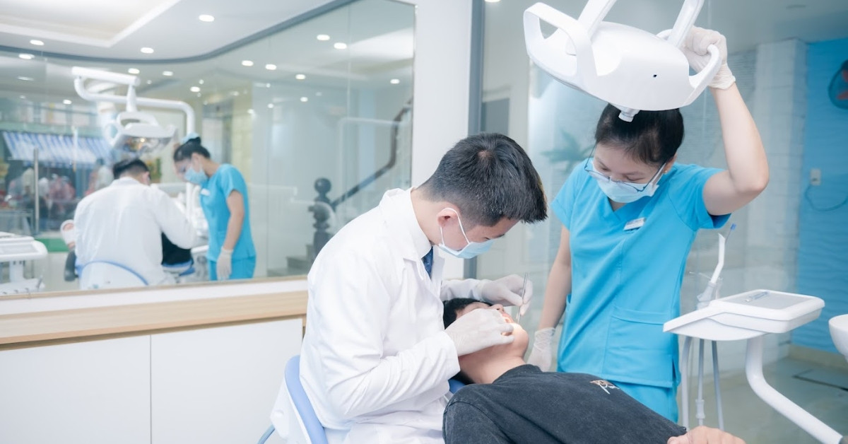 Nha sĩ thăm khám cho khách hàng tại Nha khoa Dana Dental Đà Nẵng