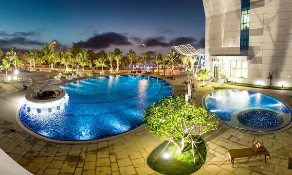 Hồ bơi ngoài trời tại Grand Tourane Hotel