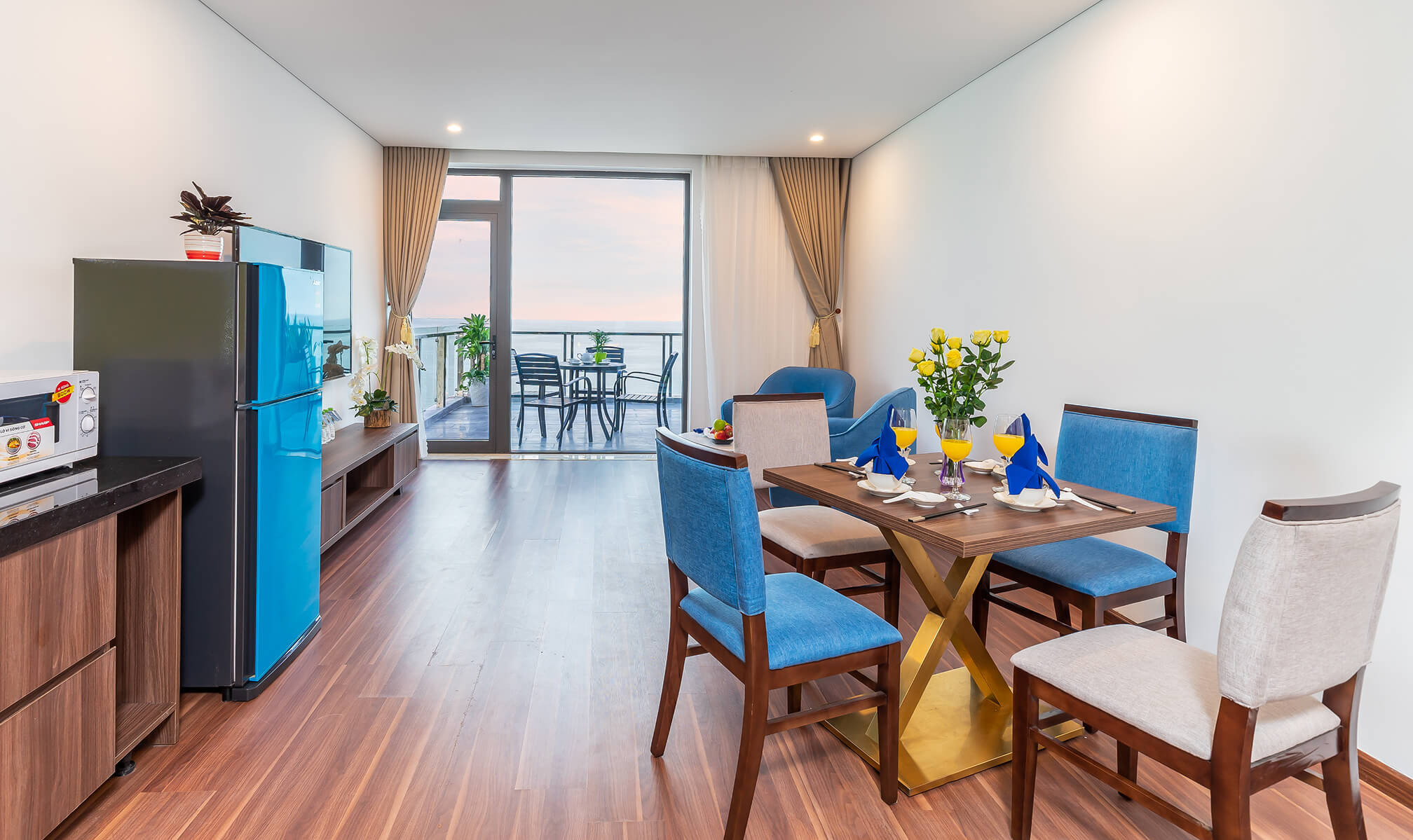 Khu vực sân hiên rộng rãi của Apartment with Terrace nhìn ra biển