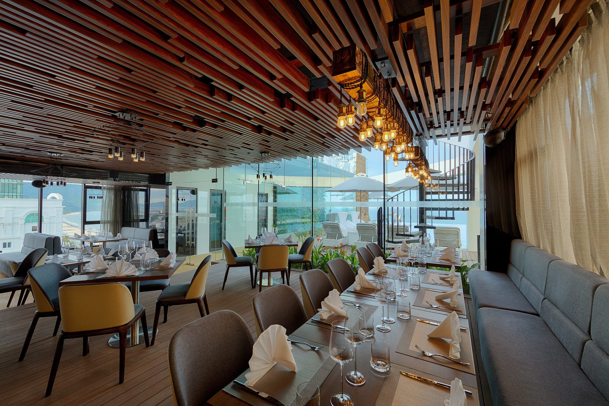Nhà hàng Sky View với tầm nhìn đẹp
