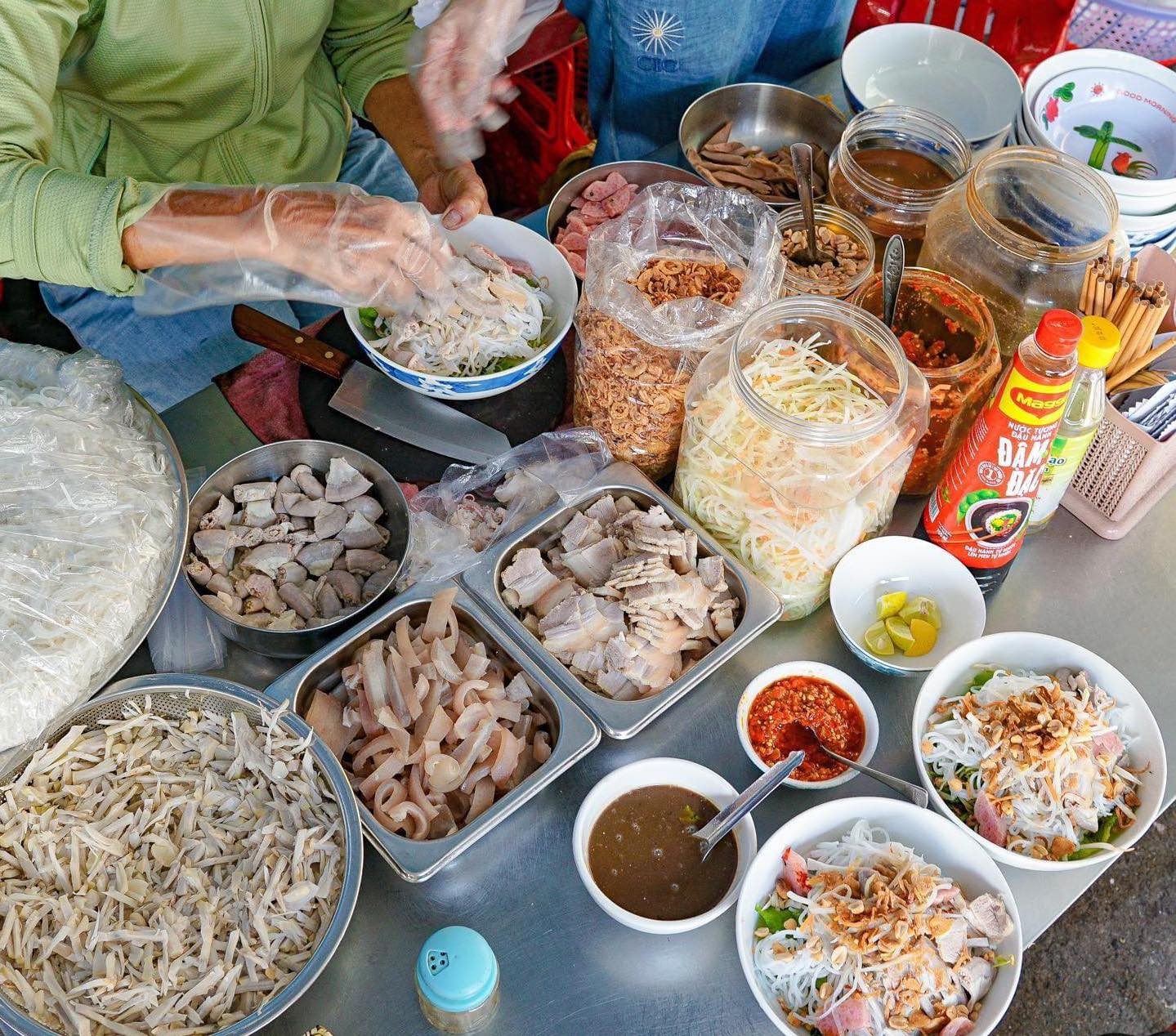Bún mắm nêm Bà Xinh lúc nào cũng đông đúc khách ra vào