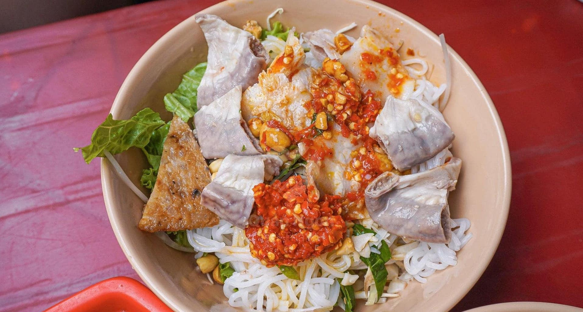 Trong chuyến foodtour Đà Nẵng, du khách hãy tới quán Lệ để thưởng thức món bún mắm ngon đúng điệu