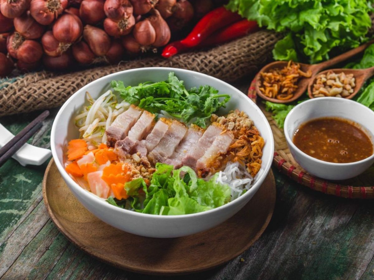 Thay vì thịt luộc, topping ở quán bún mắm Tố Hữu là thịt heo quay vàng, giòn rụm, rất hấp dẫn