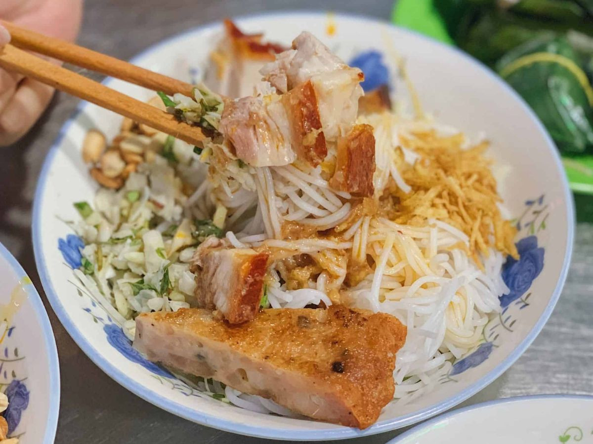 Điều đặc biệt ở quán bún mắm nêm Tâm là cách trình bày tô bún hấp dẫn với đầy đủ các nguyên liệu