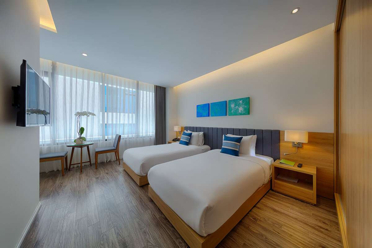 Phòng Deluxe với thiết kế hiện đại và tông màu dịu mắt