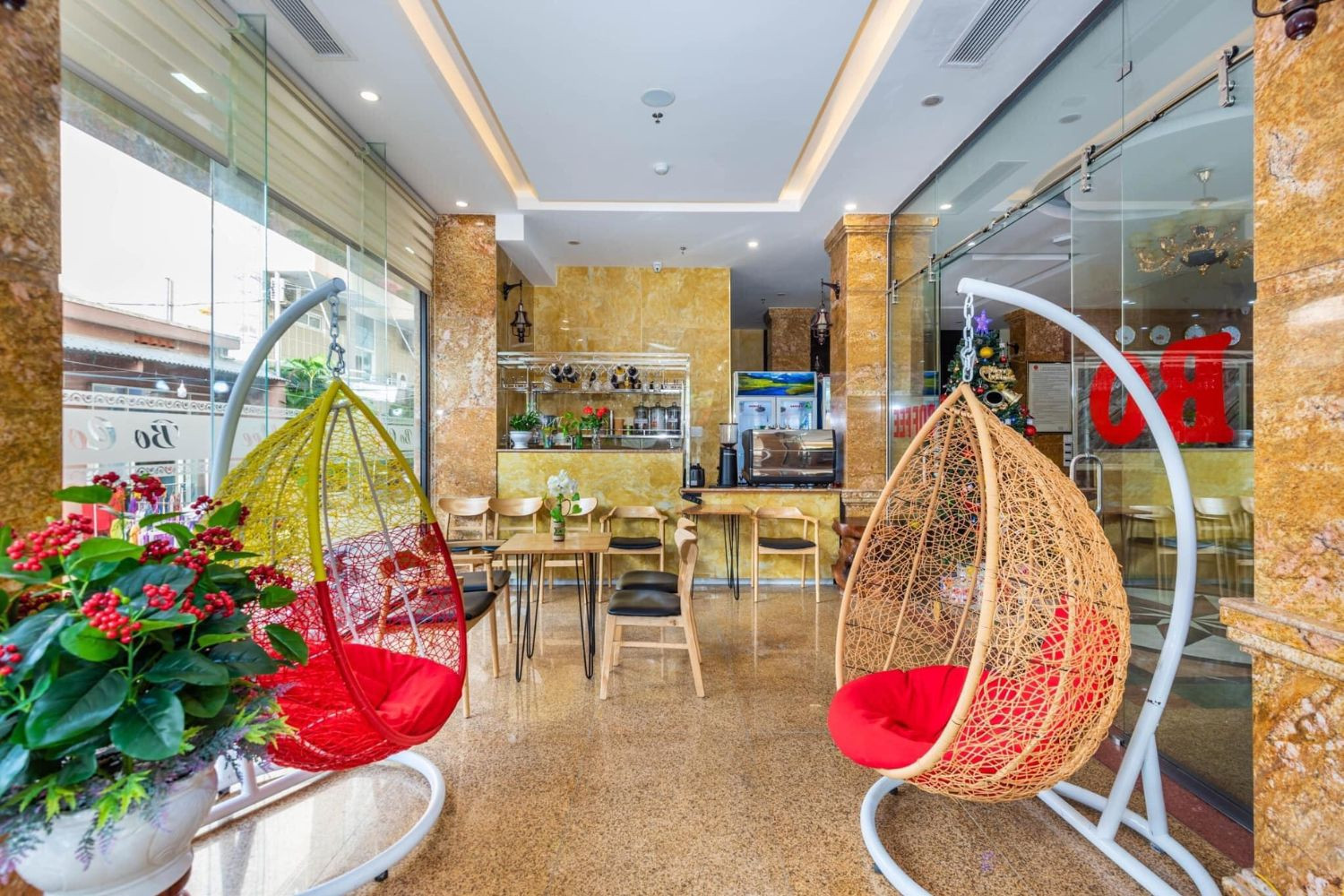 Thưởng thức cà phê tại sảnh An Thuyen Hotel