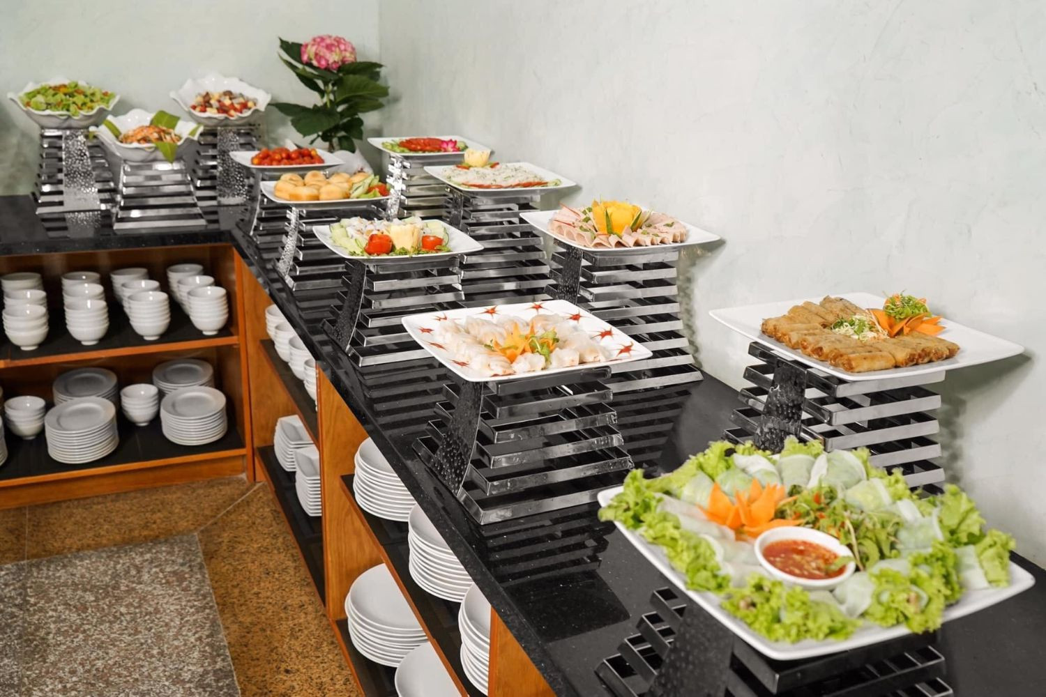 Món ăn được bày trí tinh tế tại nhà hàng An Thuyen Hotel