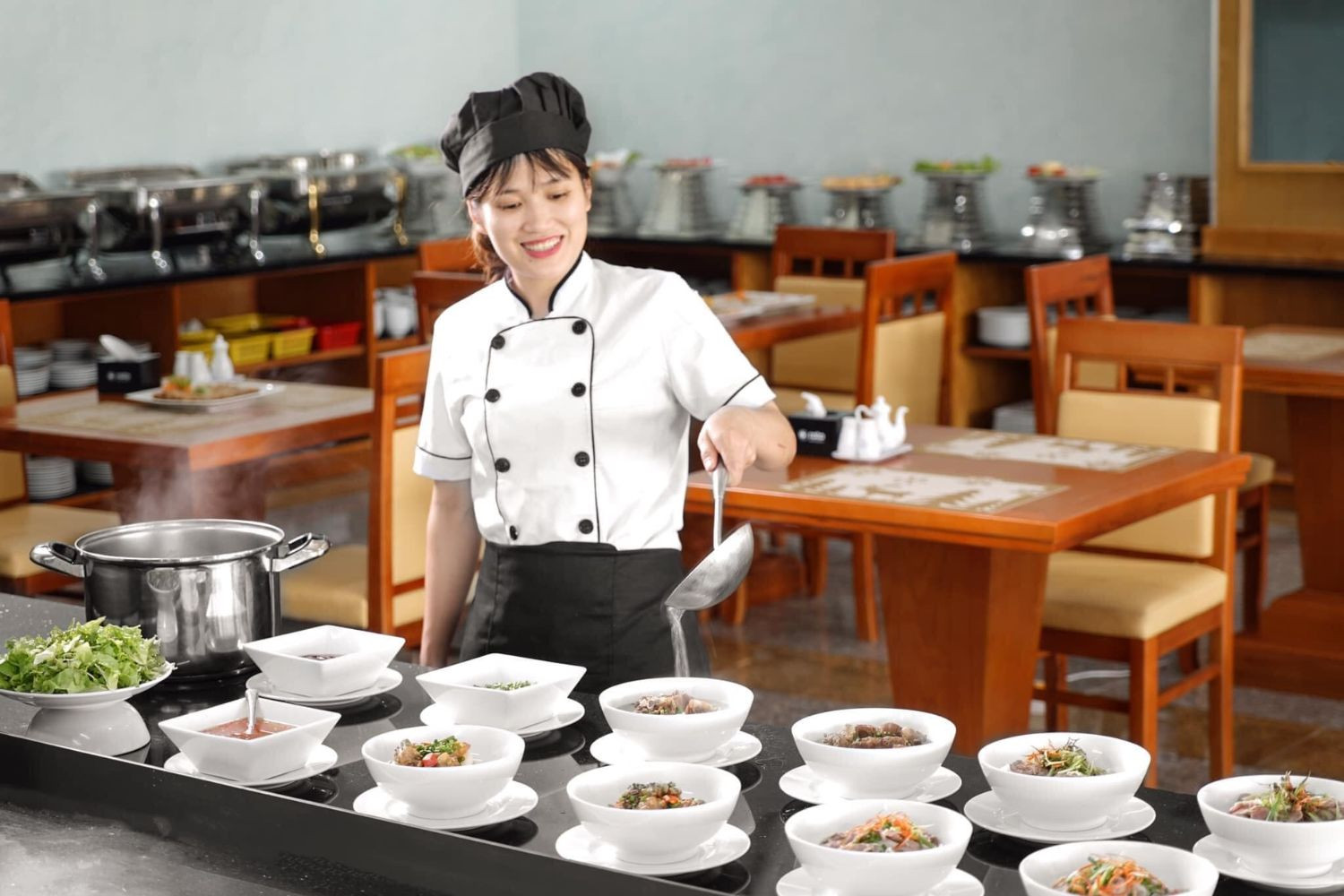 Đầu bếp chuẩn bị bữa ăn sáng tại An Thuyen Hotel