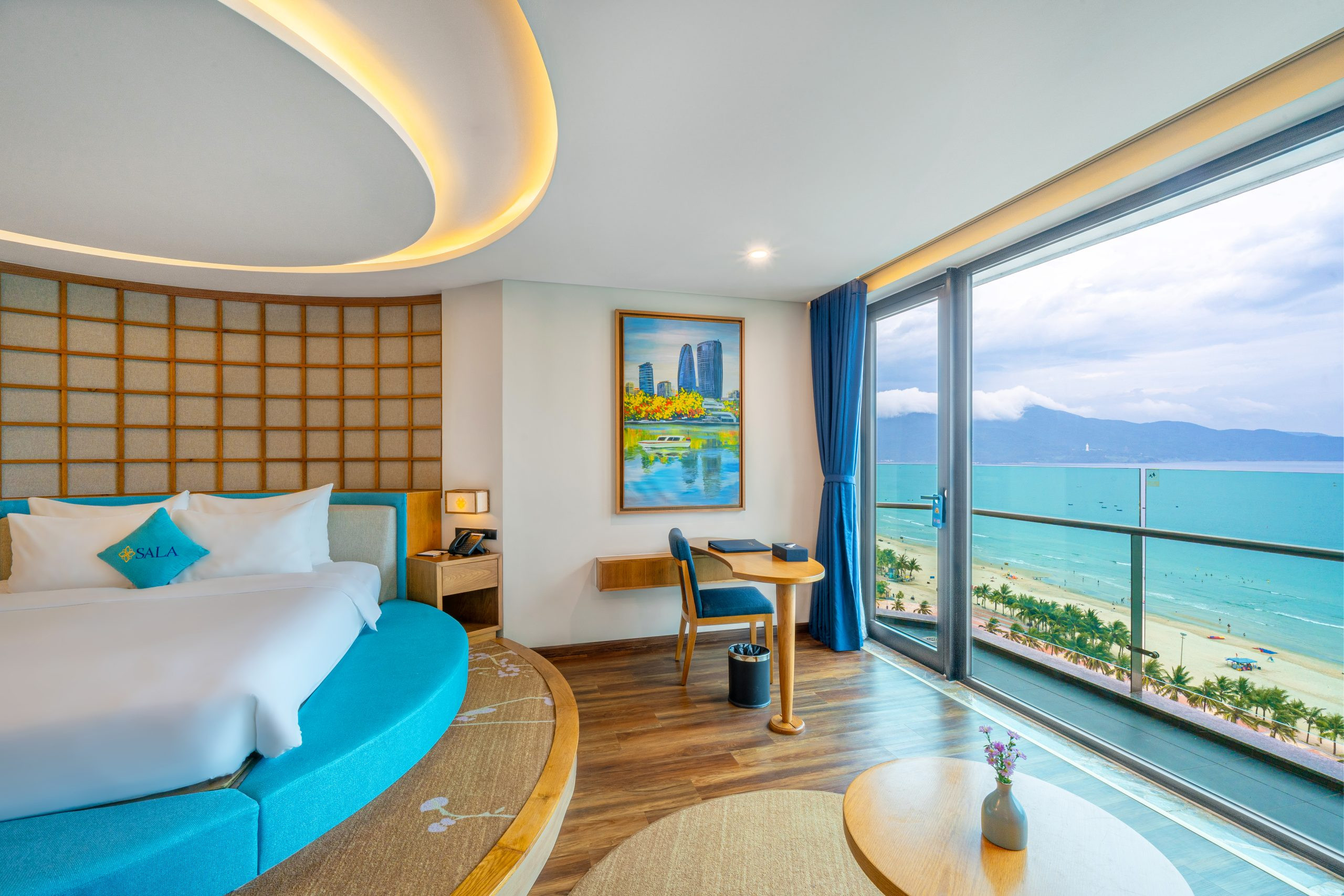Toàn cảnh bãi biển Mỹ Khê nhìn từ trên cao