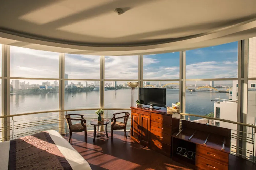 Toàn cảnh thành phố Đà Nẵng lung linh về đêm từ Sun River Hotel