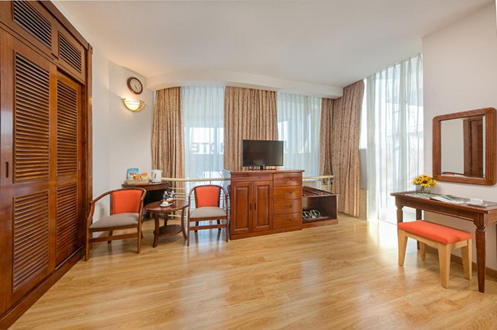 Nội thất sang trọng trong phòng nghỉ tại Sun River Hotel