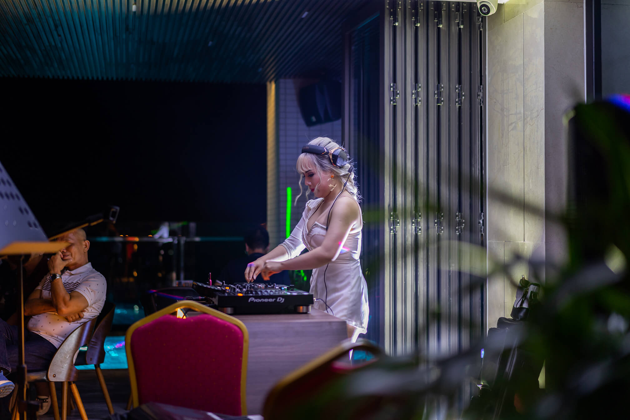 Quang cảnh hoàng hôn tuyệt đẹp nhìn từ Sky Bar của khách sạn