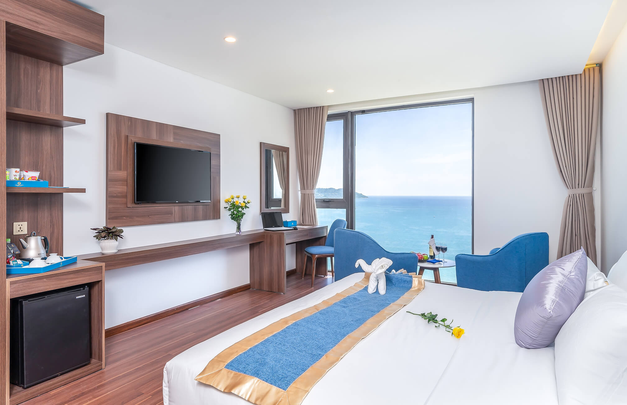 Phòng Premium Deluxe Sea View với tầm nhìn bao quát ra biển