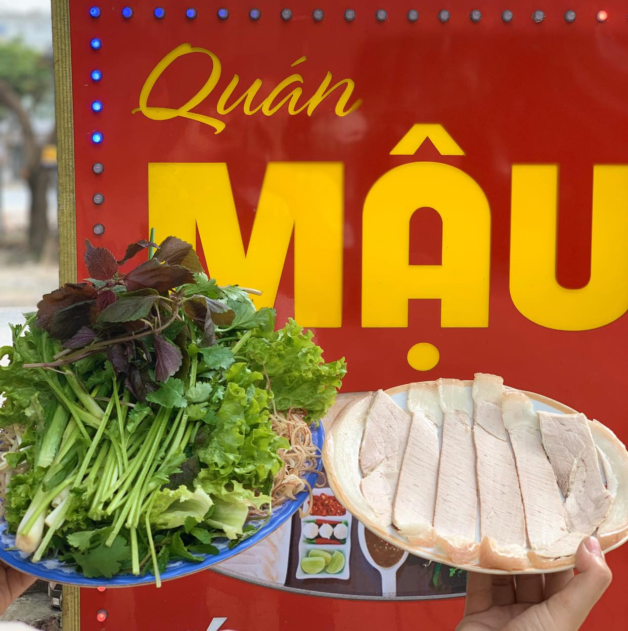 Biển hiệu quán nổi bật ngay trên đường Đỗ Thúc Tịnh