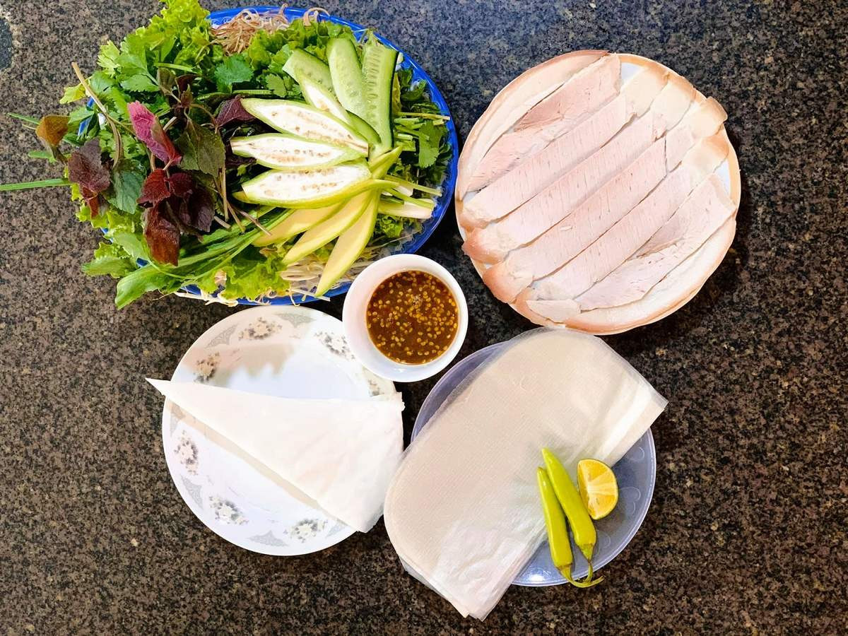 Phần bánh tráng cuốn thịt heo Đà Nẵng đầy đặn với đủ các thành phần chính