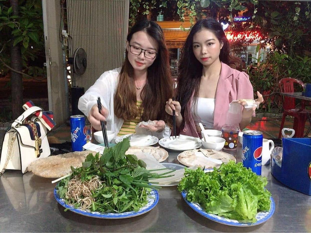 Thực khách đến thưởng thức tại Quán Mậu - Đặc sản bánh tráng cuốn thịt heo Đà Nẵng