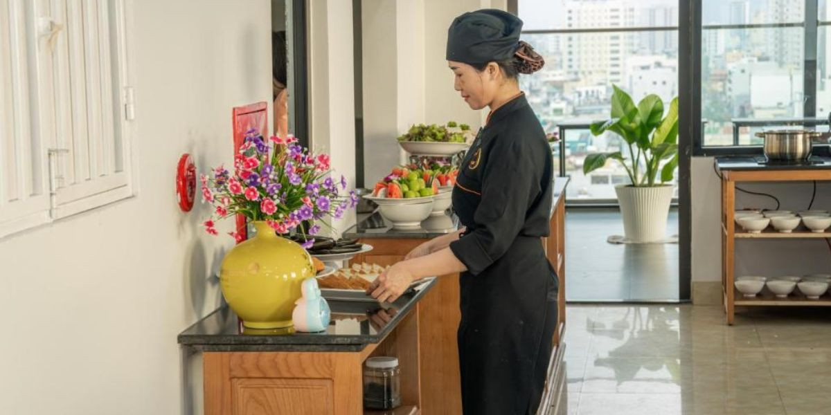 Nhân viên lễ tân Toàn Thắng Hotel hỗ trợ khách hàng