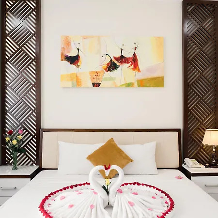 Một phòng nghỉ được trang bị tiện nghi đầy đủ tại khách sạn