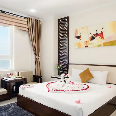 Du khách thư giãn bên hồ bơi của khách sạn