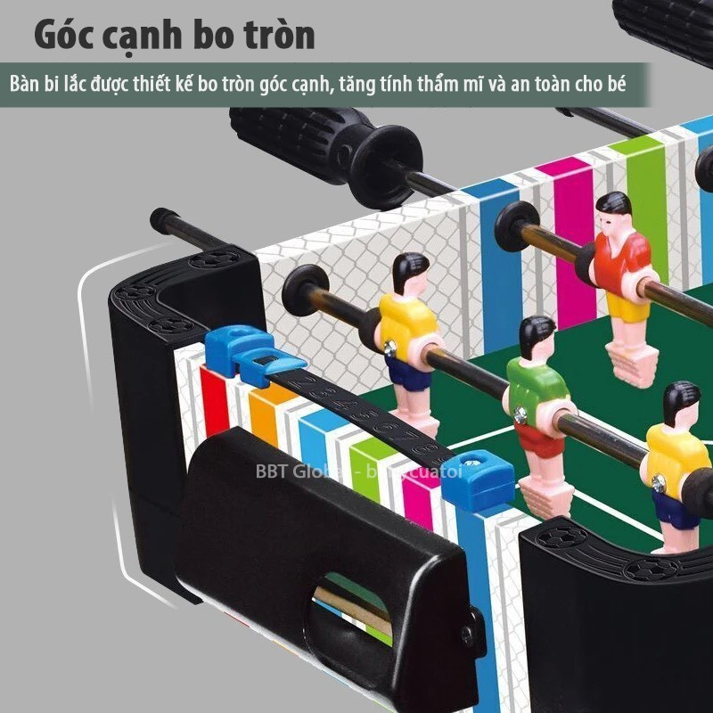 Gia đình đang vui vẻ chơi trò chơi bi lắc cùng nhau