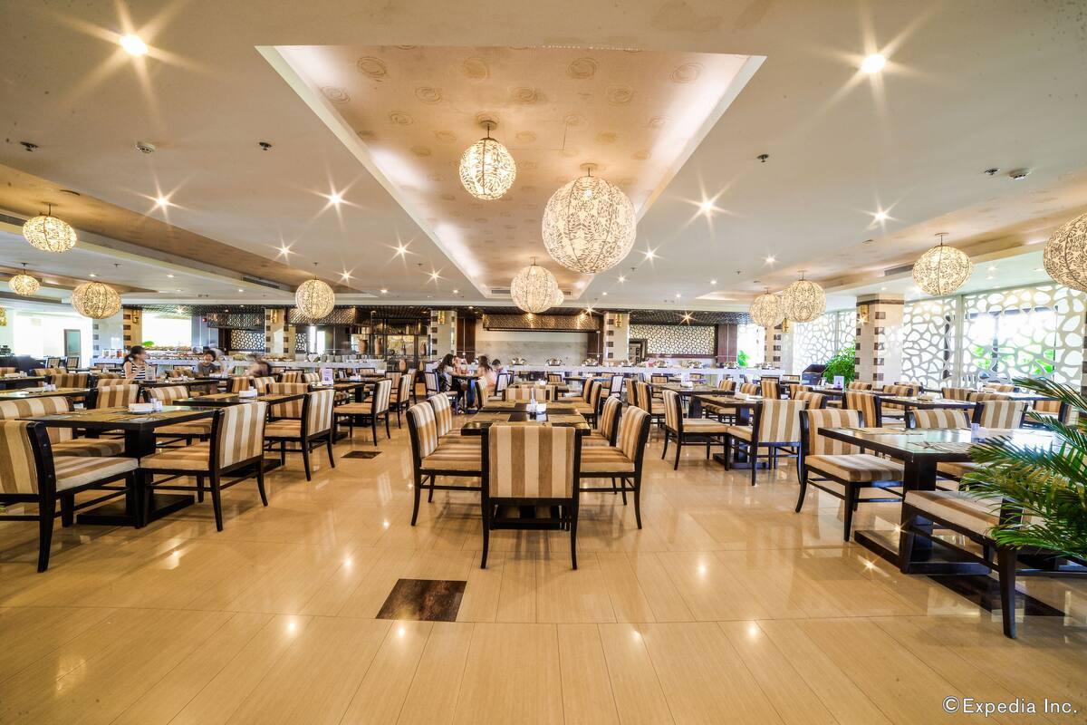 Không gian nhà hàng sang trọng tại Olalani Resort & Condotel