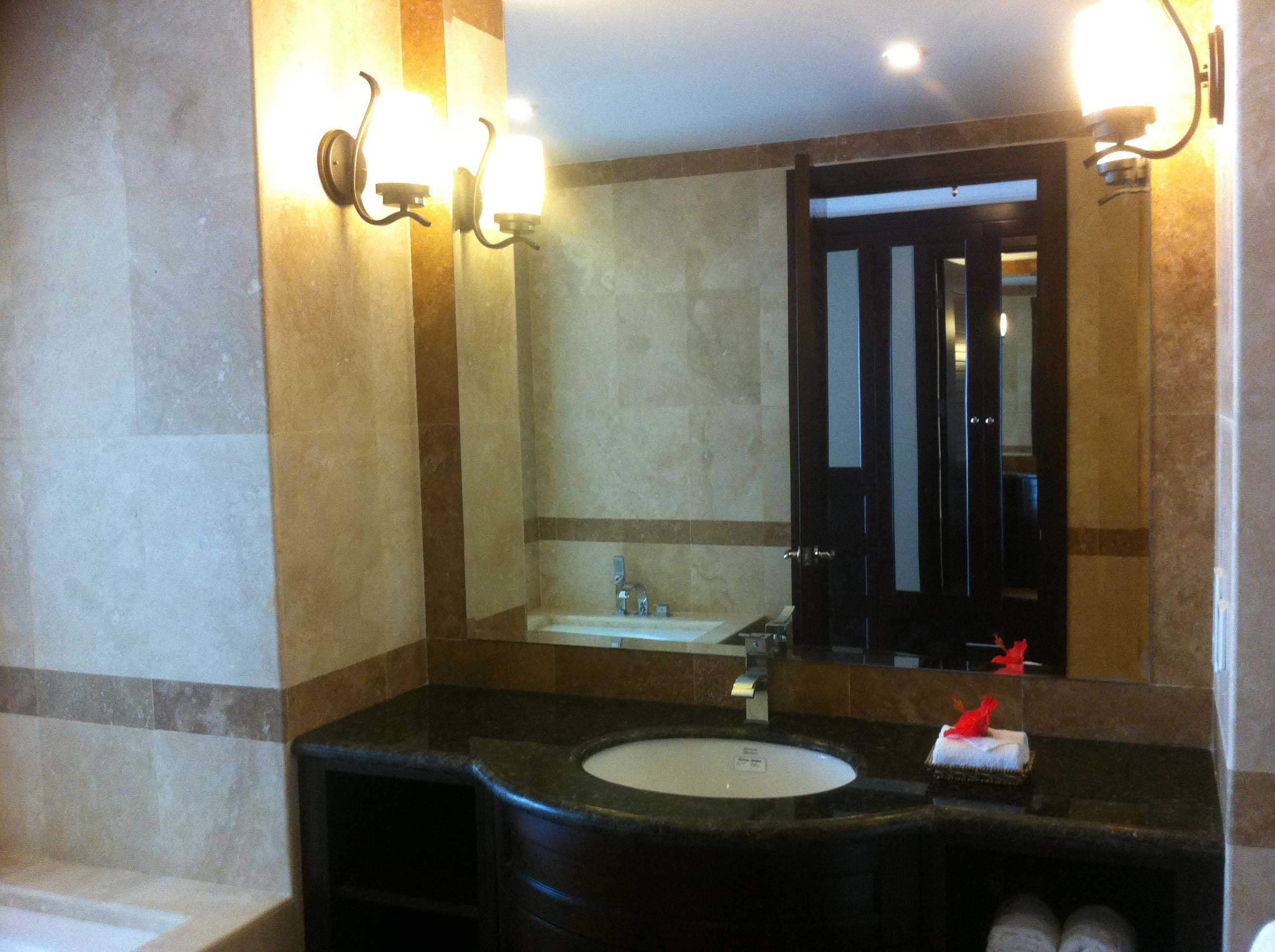 Góc nhìn toàn cảnh khu nghỉ dưỡng với cây xanh và biển xanh